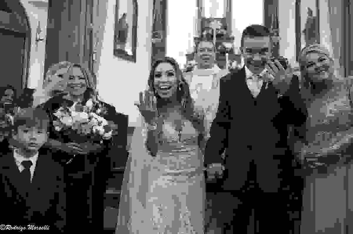 a alegria do casal ao ver entrar as alianças