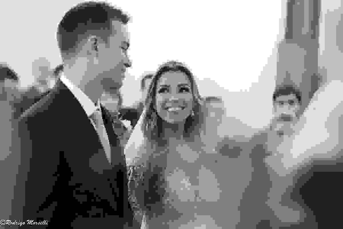 noiva olha emocionada pro noivo
