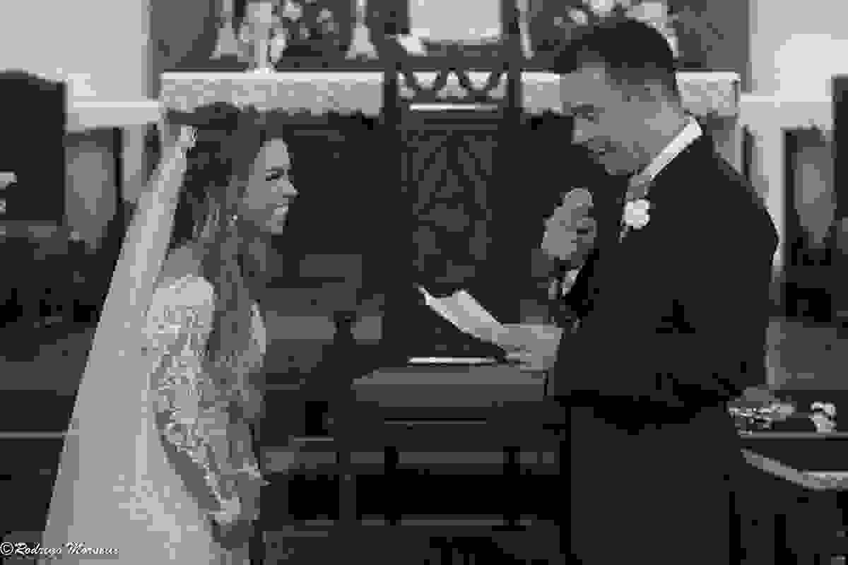 o noivo le os votos pra noiva na igreja nossa senhora da luz