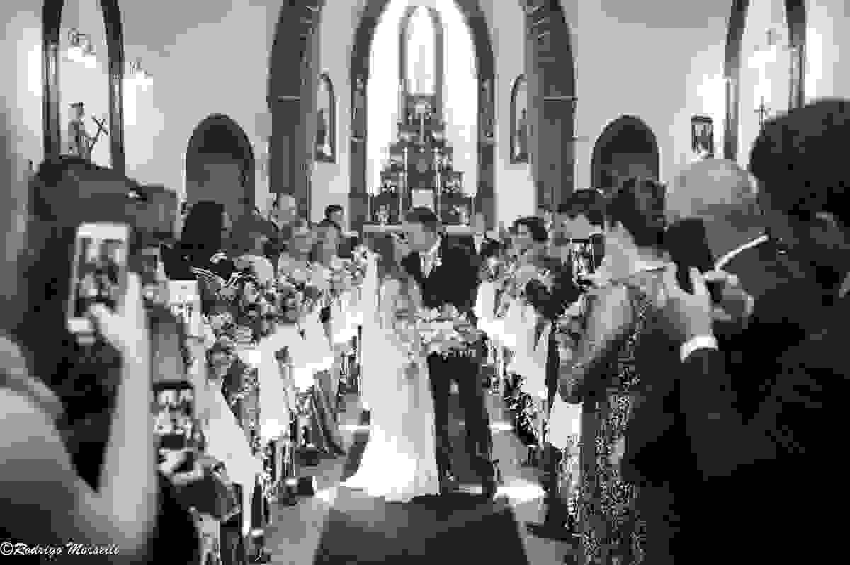 casal sai da igreja felizes e casados