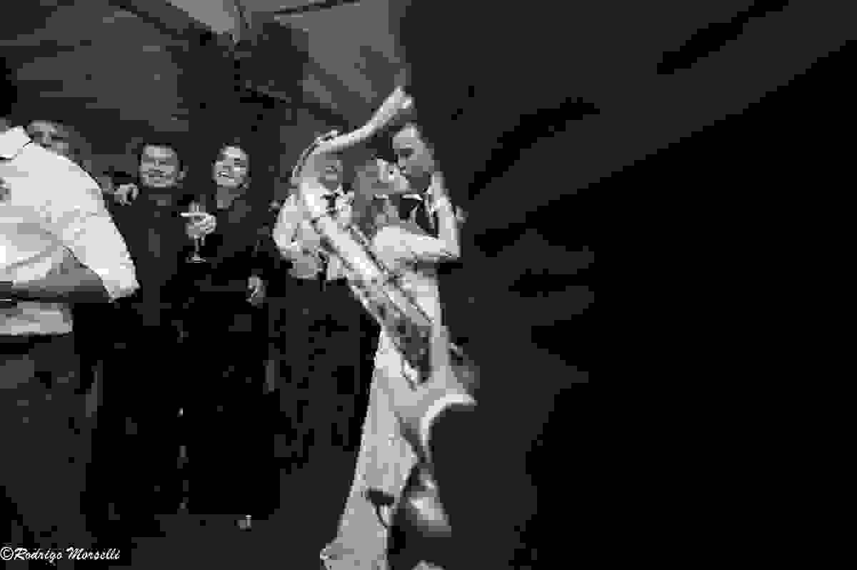 beijo dos noivos ao som de saxofone na Quinta do Chapecó