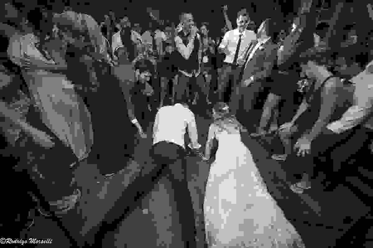 casal descendo ate o chão no casamento na Quinta do Chapecó