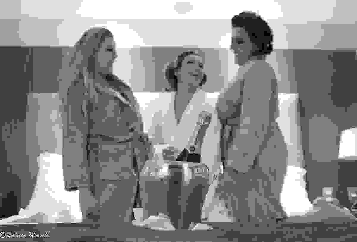 noiva com sua mãe e irmã