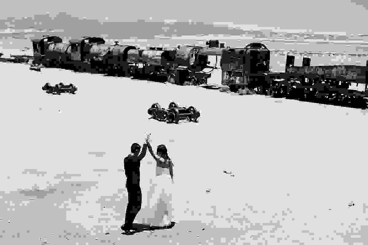 wedding salar uyuni, bolivia trem abandonado