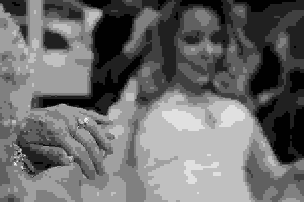 Mãe aperta a mão da filha em Studio de Beleza jocieldes alves fotografo de casamento na paraíba
