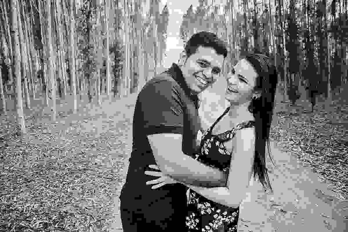 ensaio fotografico com abraços, amor e carinho nos eucaliptos em lucena fografado pelo fotografo pb jocieldes alves que é fotografo de casamentos na paraíba