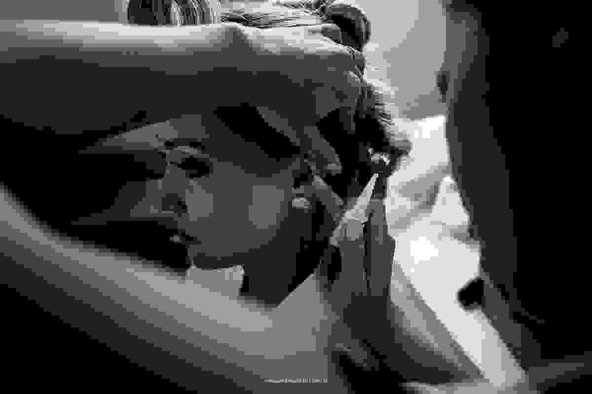Fotografia de um momento inusitado da noiva colando sua orelha com super bonder.