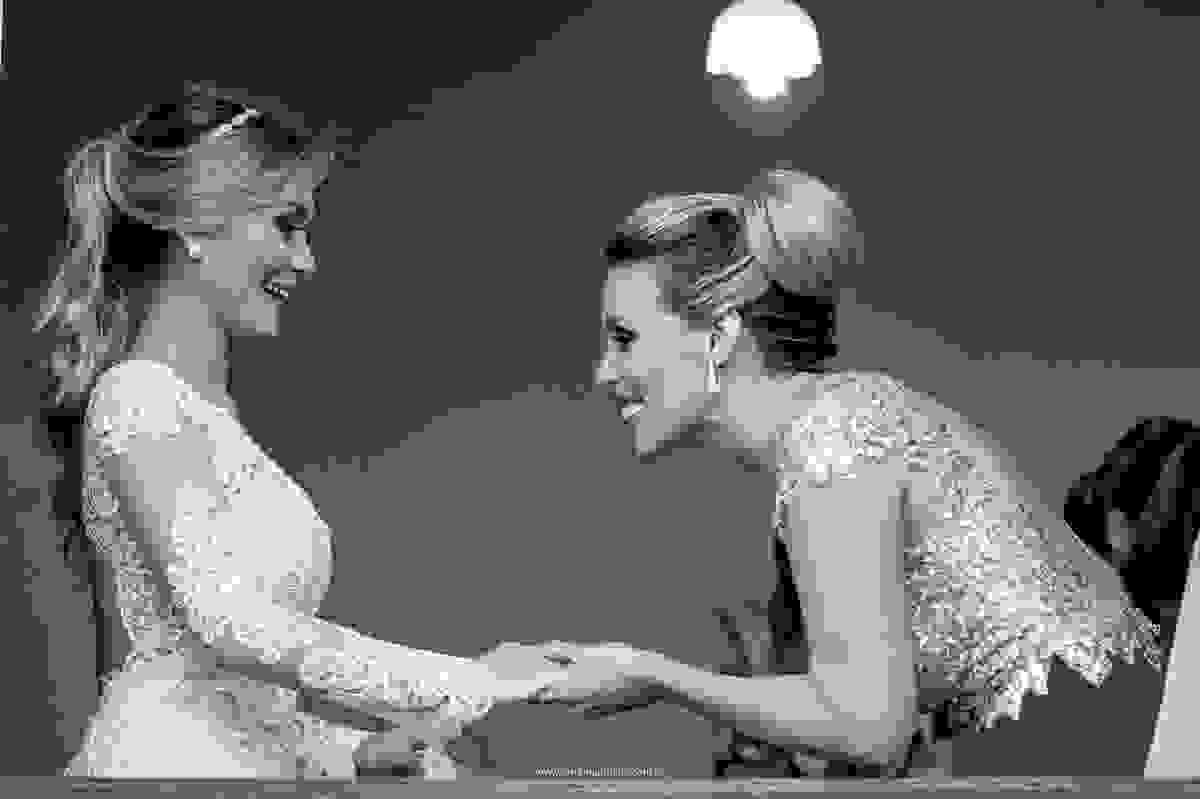 Madrinha da Larissa admirando o quanto sua amiga estava linda vestida de noiva.