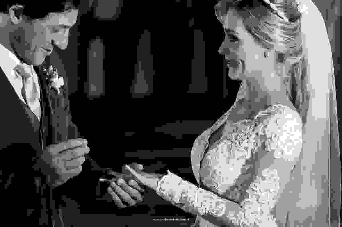 Noiva emocionada na hora da troca das alianças.