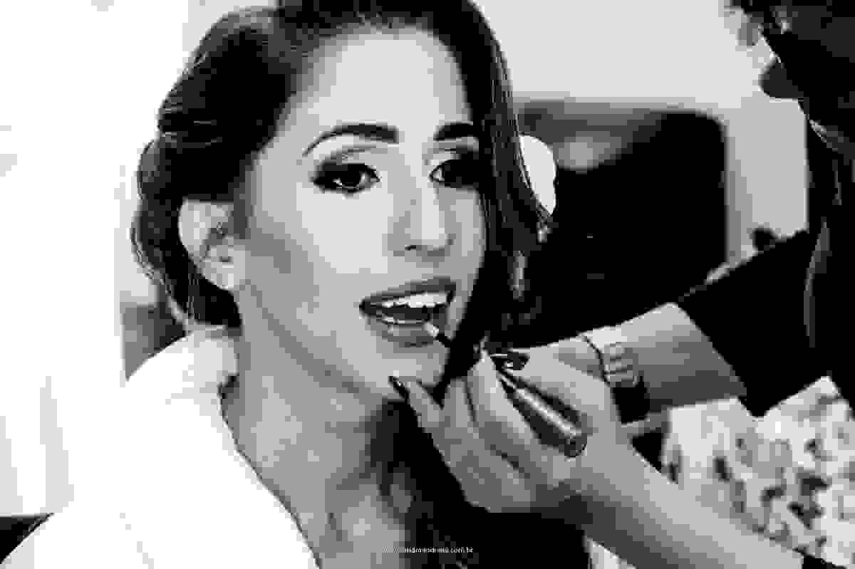 A linda noiva Esther, finalizando sua maquiagem para o tão esperado dia, de ver o seu amado no altar.