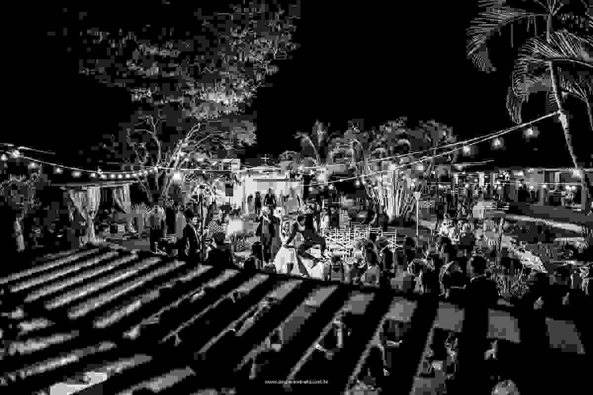 Saída dos noivos, em um angulo bem diferente, inusitado, criatividade do fotografo