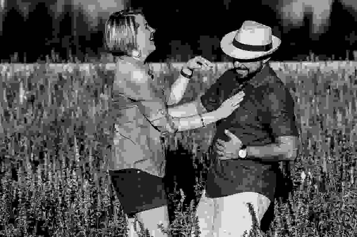 Amar é sorrir dos mínimos detalhes, fotografia descontraída deste lindo casal.