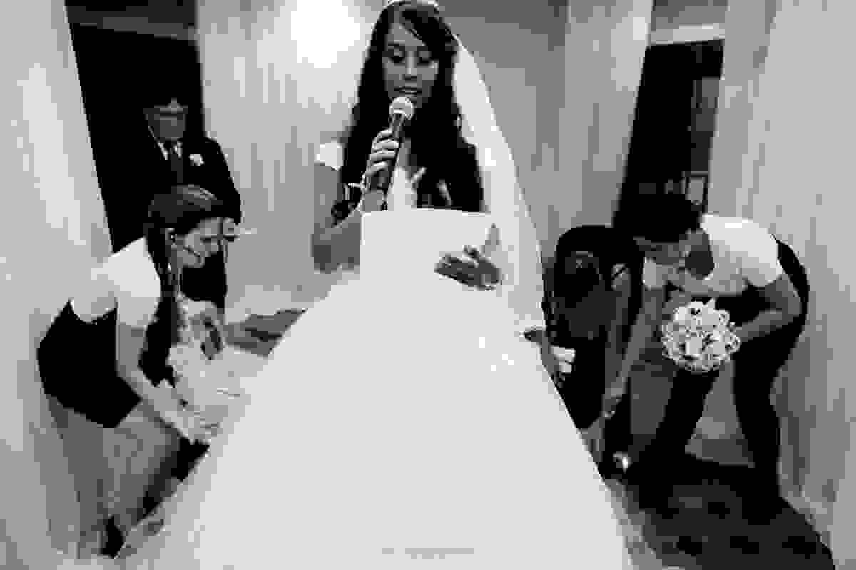 Aydhimis lendo uma carta ao seu amor Nil, momentos antes de sua entrada na igreja