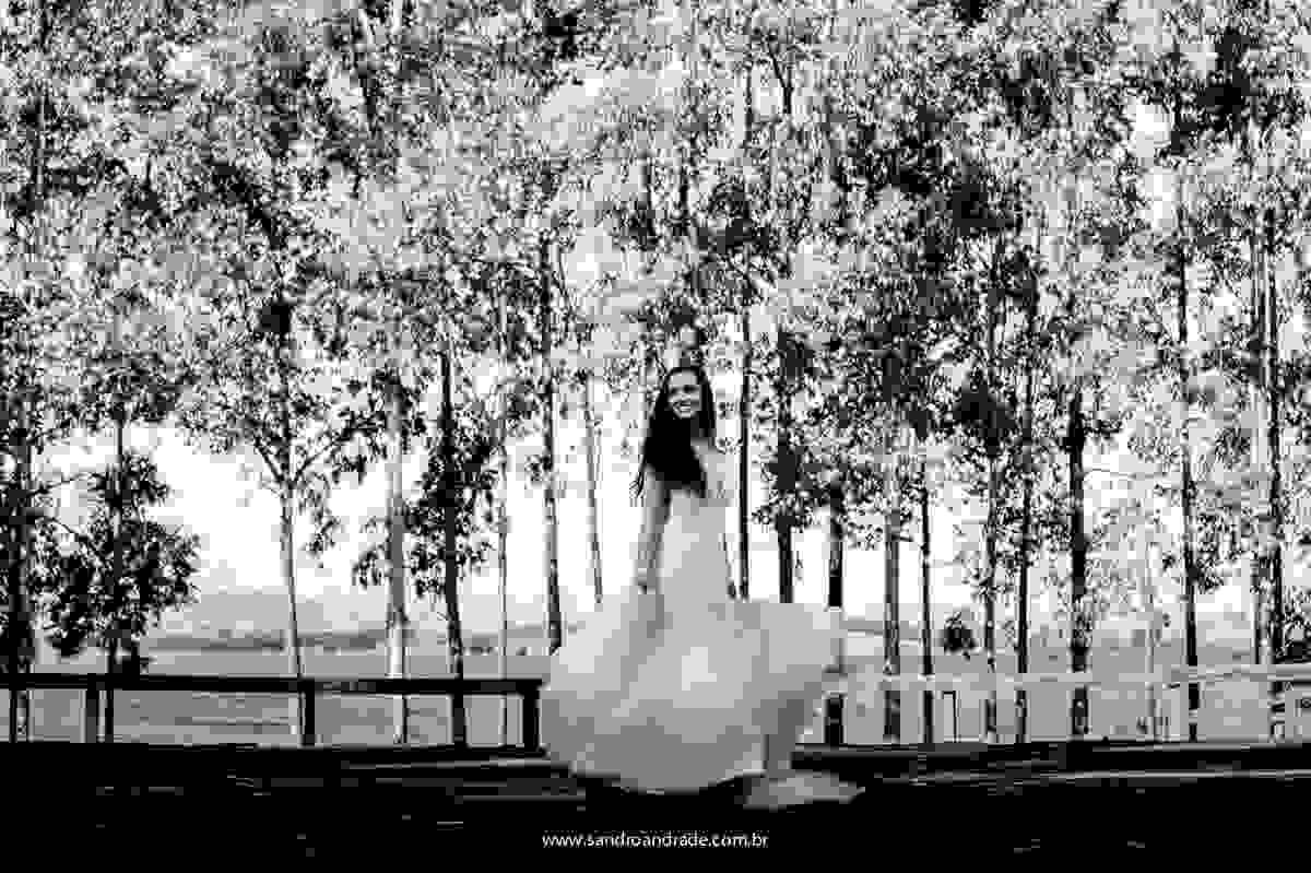 Noiva linda, reluzindo felicidade, fotografia com movimento