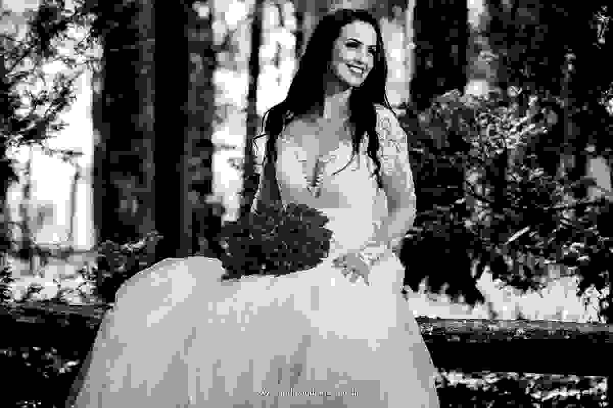 Vestida de noiva, linda e apaixonante, com seu buquet de tulipas vermelhas