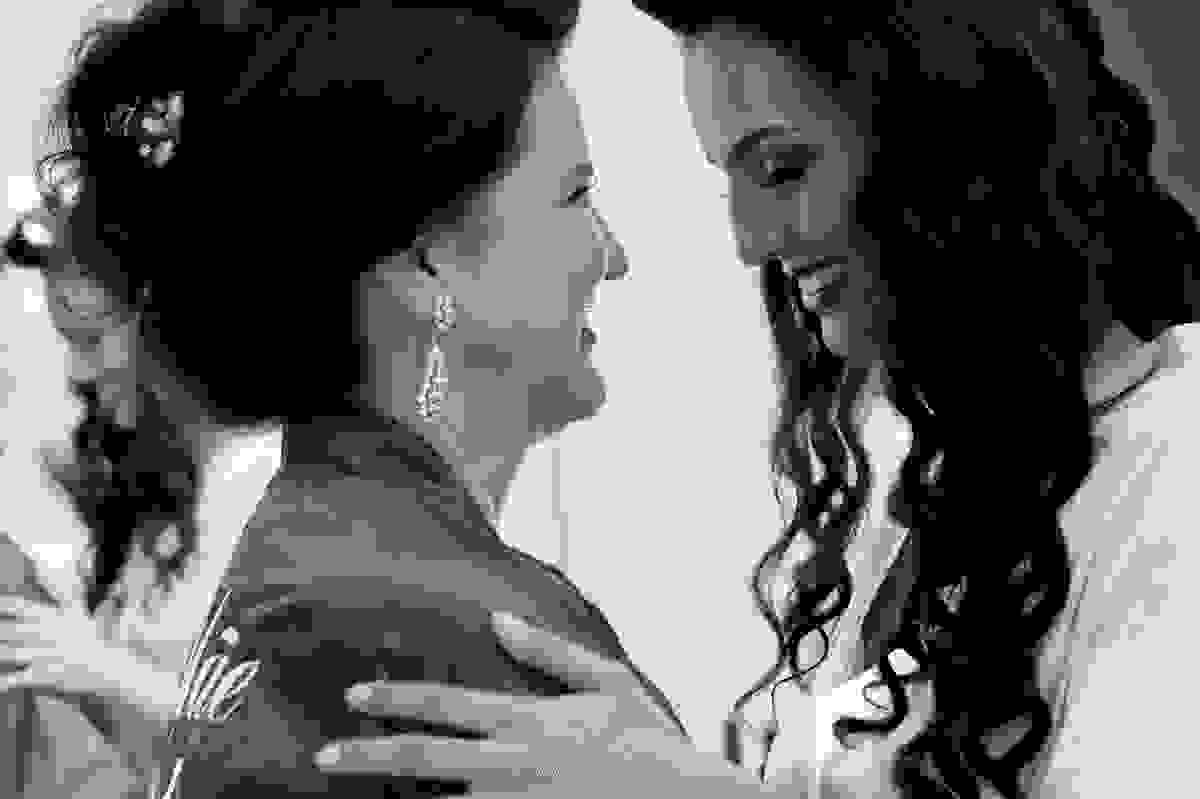 Lindo momento entre mãe e filha no making of da noiva