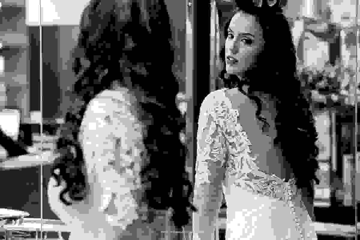A noiva conferindo se esta tudo certo em seu vestido de noiva