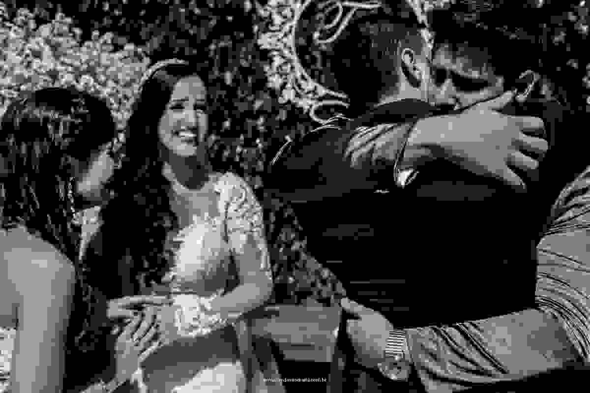 Emocionados eles recebem os comprimentos dos padrinhos de casamento
