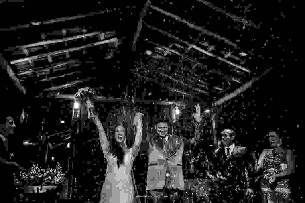 viva a felicidade dos noivos Thassia e Reyves. A chuva de arroz, segundo a tradição chinesa, usada há mais de dois mil anos antes de Cristo, os grãos trazem fartura e fertilidade para a nova família