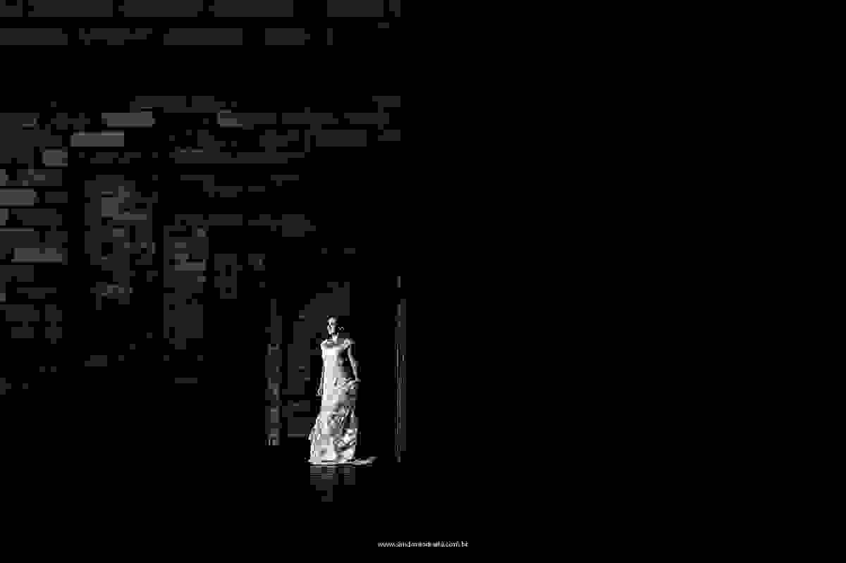 Fotografia preto e branco da noiva, detalhes vestido de noiva