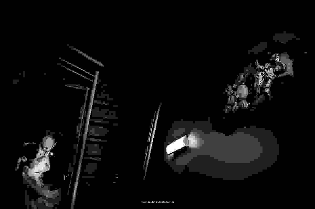Fotografia criativa dos noivos na escadaria de casa, por Sandro Andrade