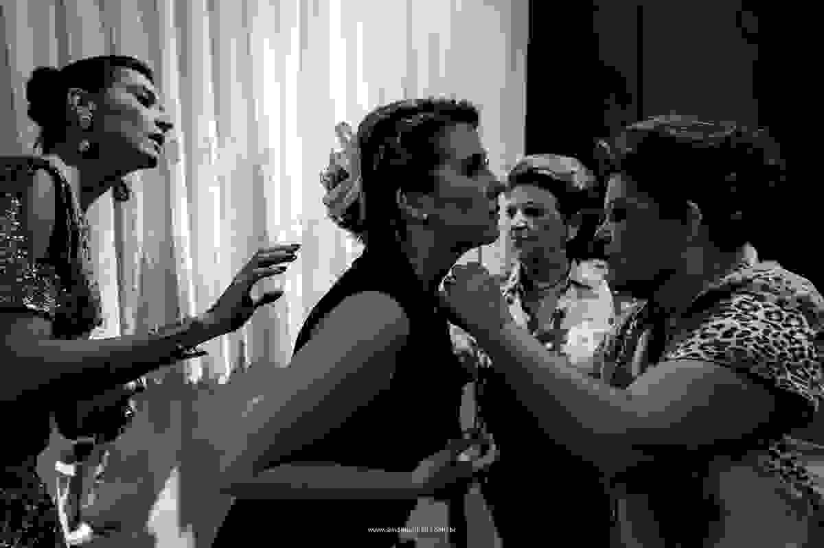 Os últimos detalhes da noiva com sua prima e suas tias. A casa das mulheres