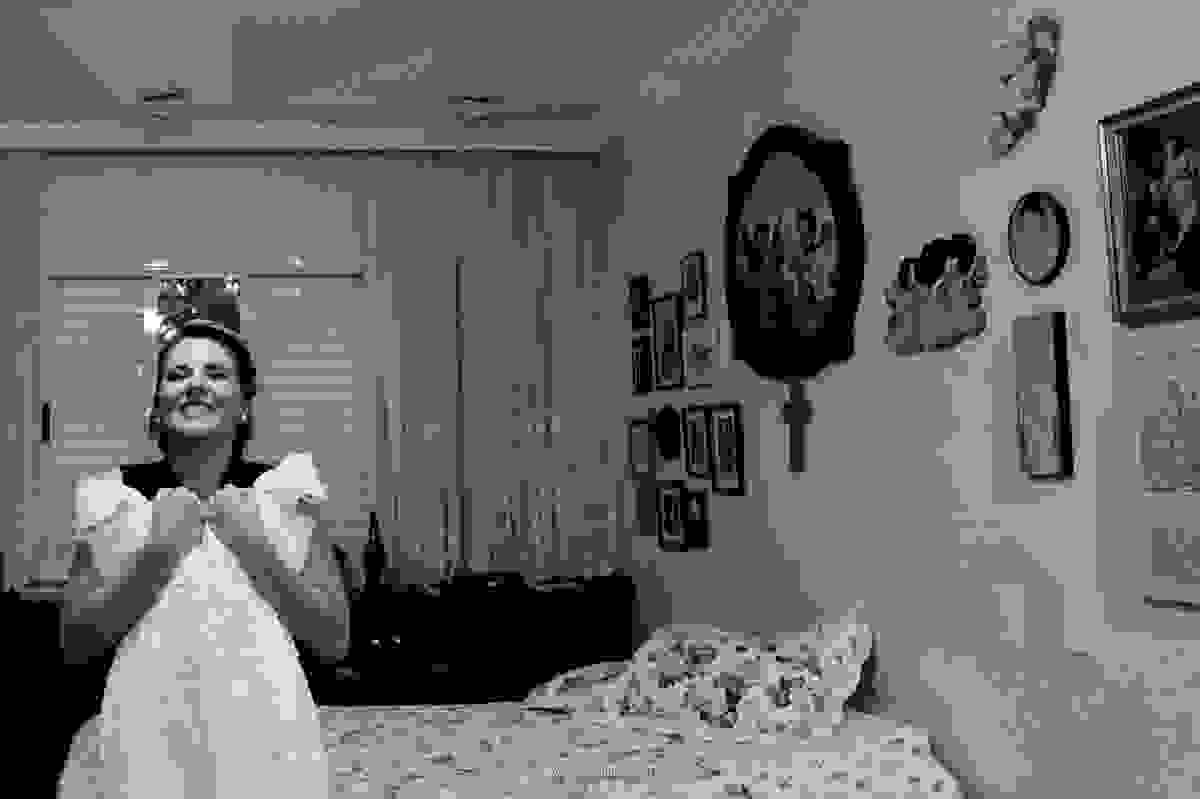 Felicidade ao realizar seu sonho, seu vestido de noiva, momentos antes do seu grande dia