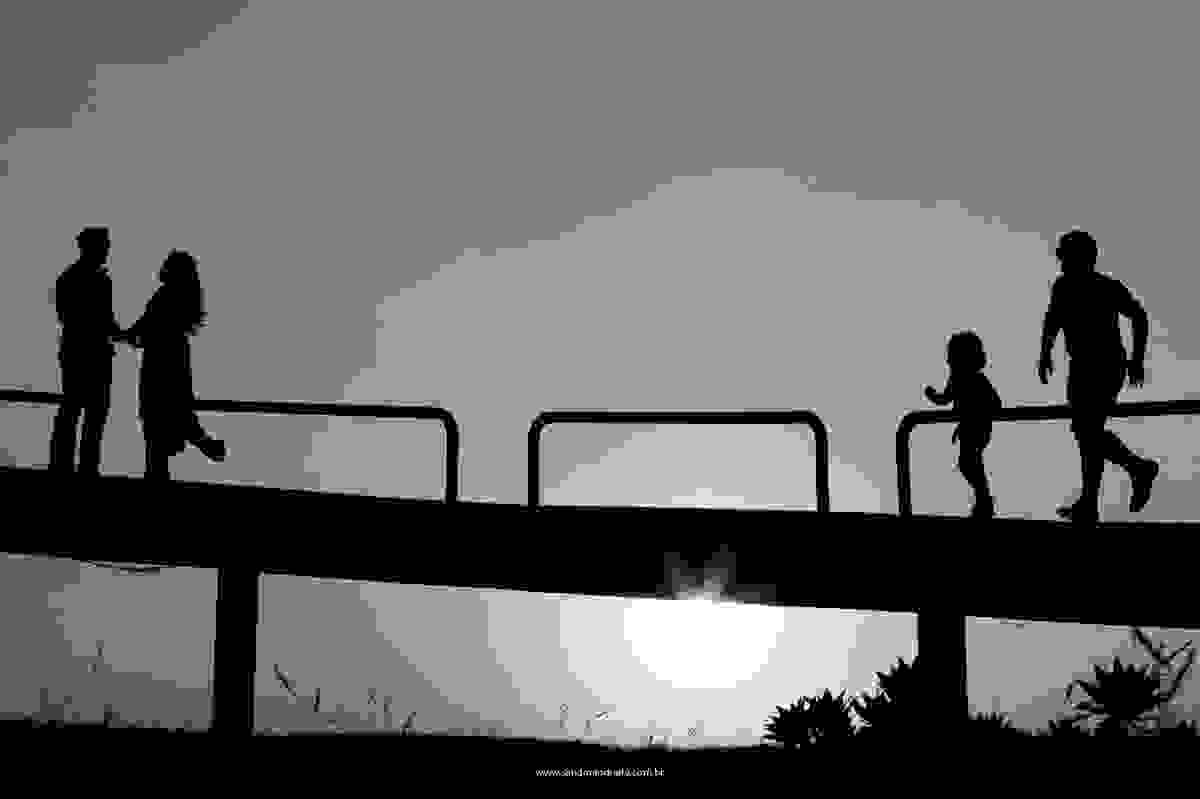 composição perfeita de uma família e um lindo por do sol