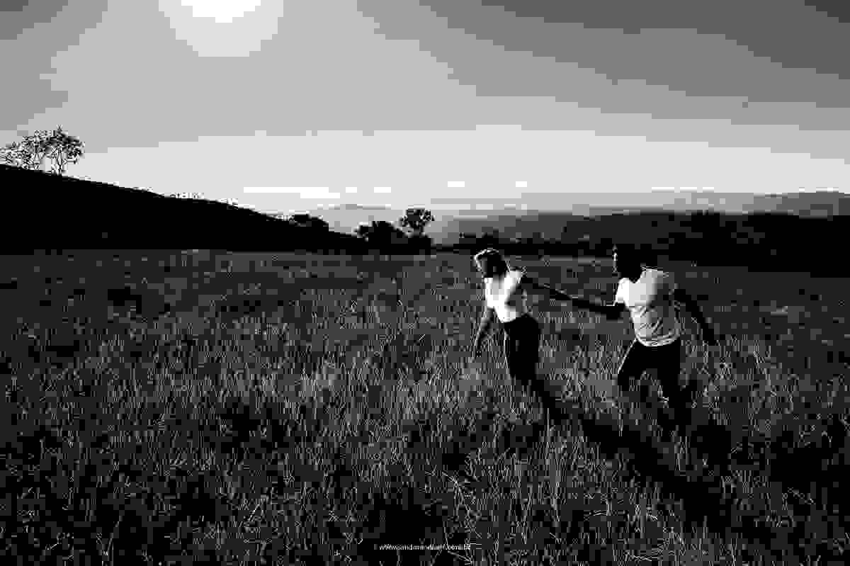 Casal anda junto, corre junto, sempre de mãos dadas.