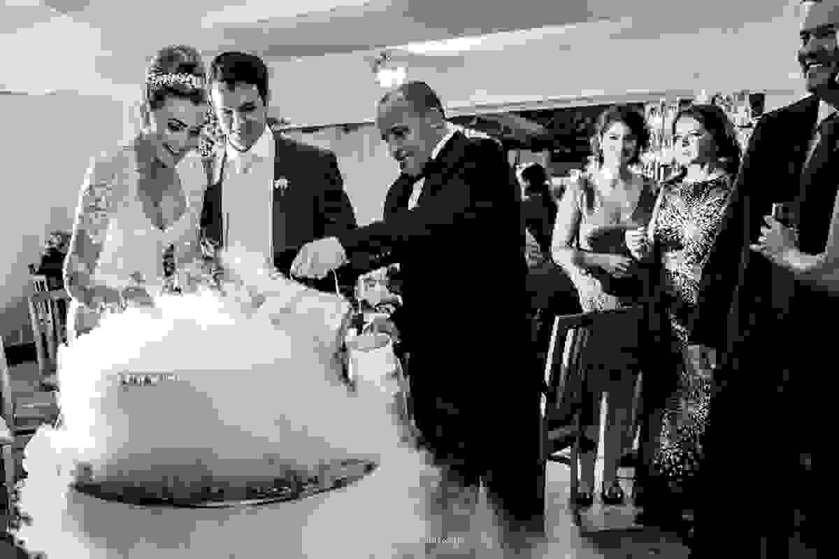 os noivos fazendo seu primeiro sorvete juntos para servir aos seus convidados, amigos, familiares e padrinhos