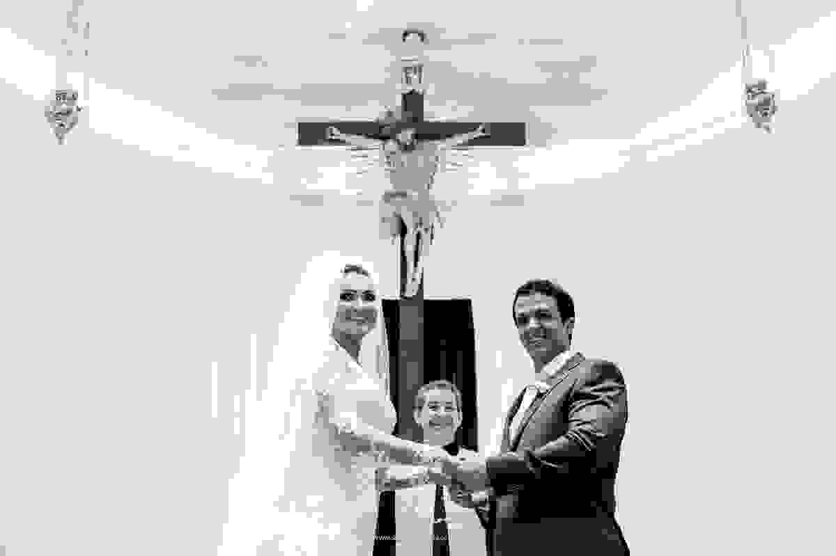 linda fotografia os noivas em sua cerimonia de casamento religioso, fotografia de momento, fotojornalismo de casamento, durante a entrada das alianças