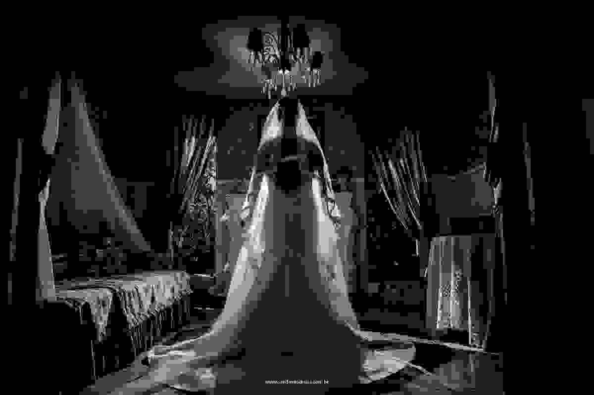 fotografia de casamento com detalhes do vestido de noiva, costas e veu