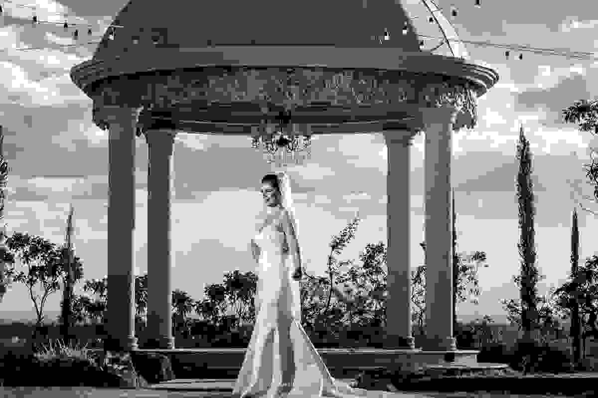 noiva linda no gazebo onde será realizada sua cerimonia religiosa, que será fotografada por um dos melhores fotógrafos de casamento do brasil
