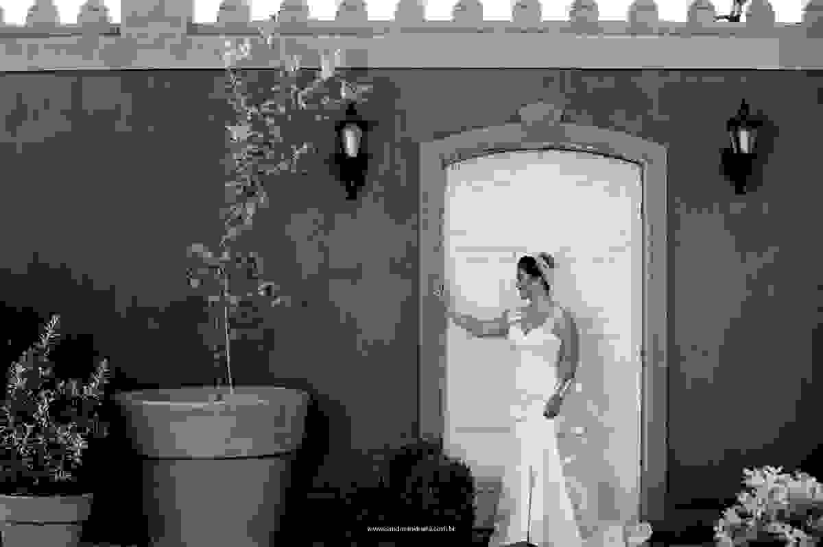 contraste do vestido branco de noiva com a cor da parede, click feito por sandro andrade fotografo de casamento em bsb