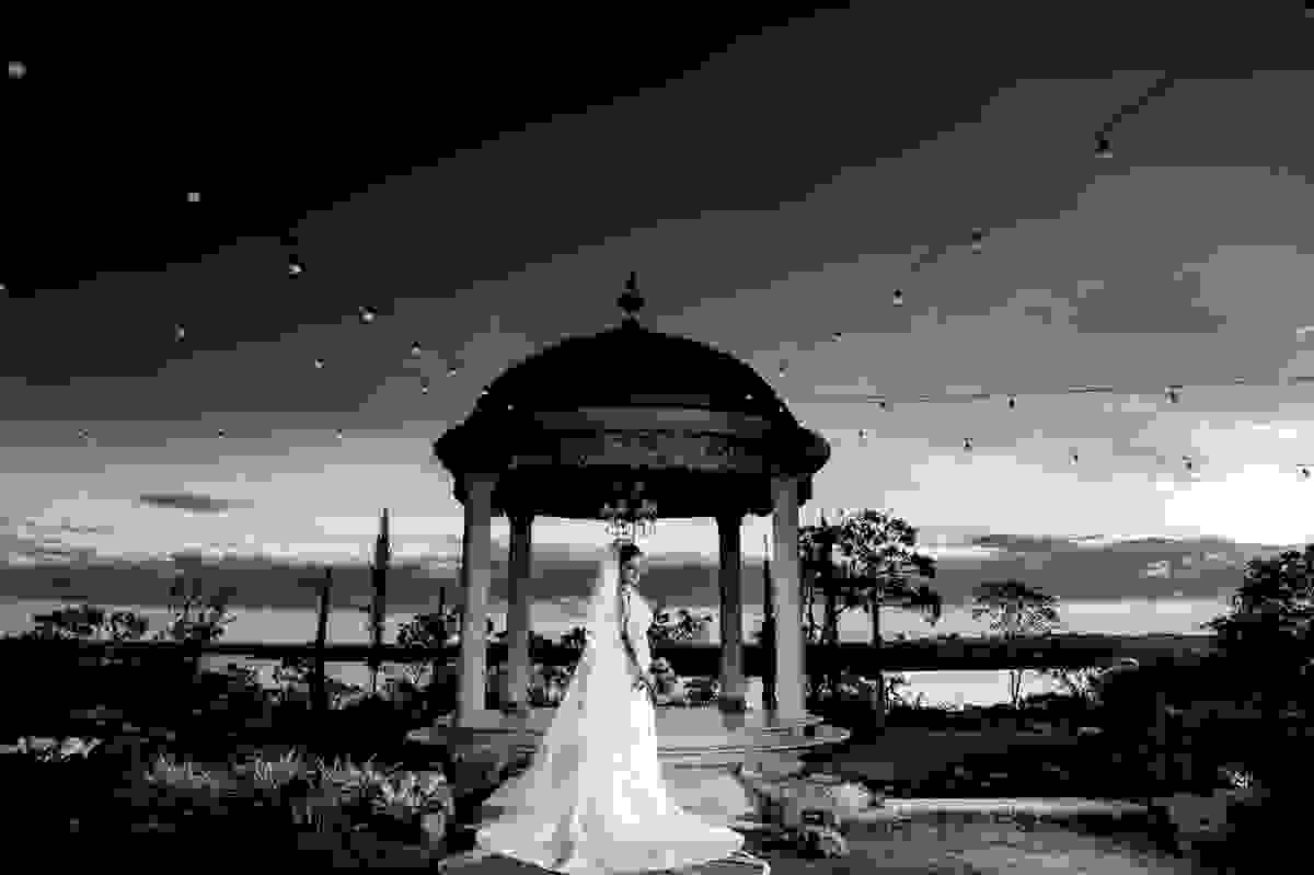 lindo ceu de brasilia, com uma linda noiva vestida em um fernando peixoto