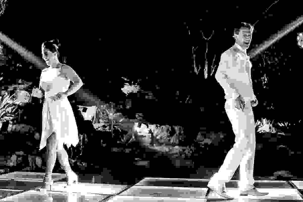 Felicidade do casal na dança dos noivos