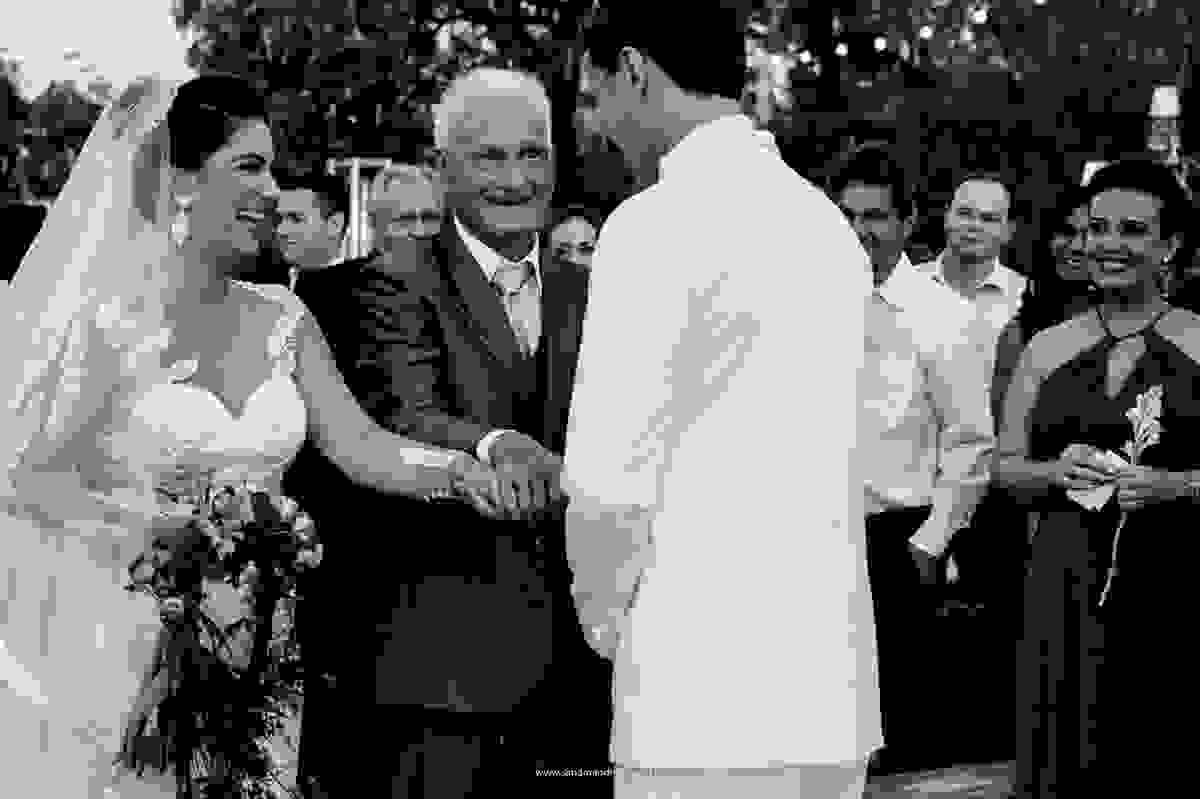 Pai da noiva entrega sua filha ao amor de sua vida, o homem que ela escolheu para amar