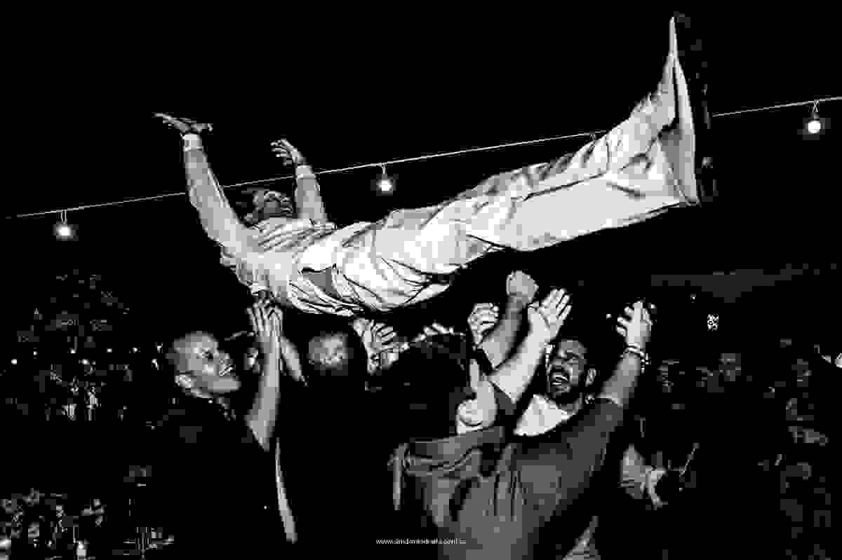 Fotografia criativa do noivo na festa