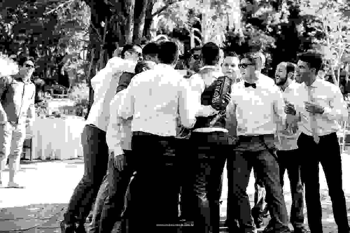 O momento do noivo jogar a caixa de whisky