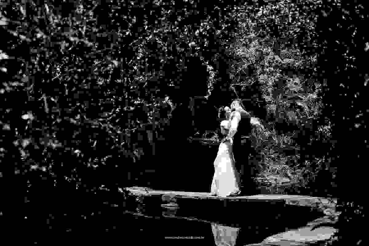 o beijo dos noivos antes de entrarem na festa de casamento