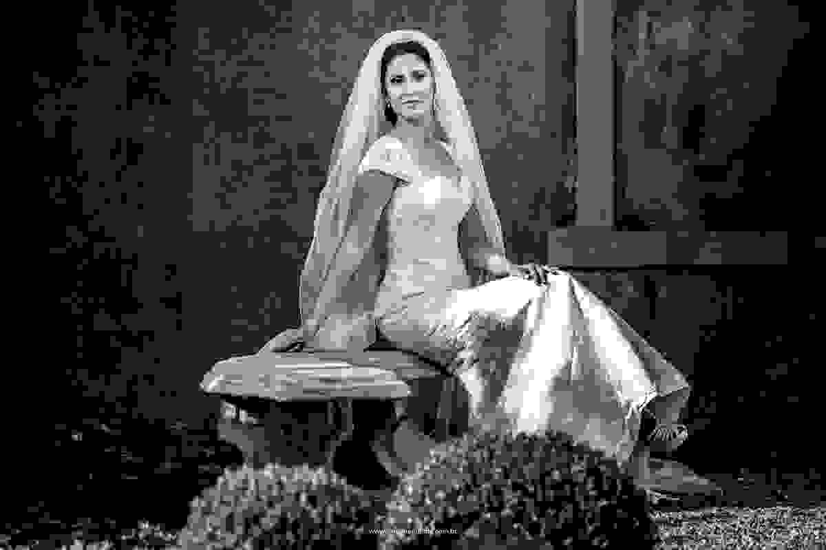 A seriedade e serenidade juntas, a noiva, seu lindo vestido, cabelo e maquiagem perfeito, produção de Ohara.