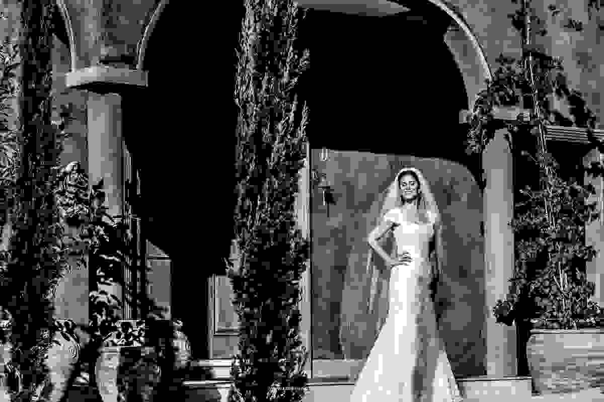 Vestido da noiva impecável, alta costura Maria Virginia e a noiva Flavia encantadora pelo olhar do fotografo de casamento Sandro Andrade.