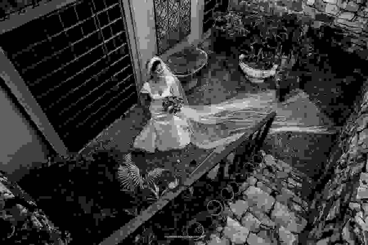 Em um lindo jardim de inverno esta linda noiva sorri para as lentes de Sandro Andrade Fotografia.