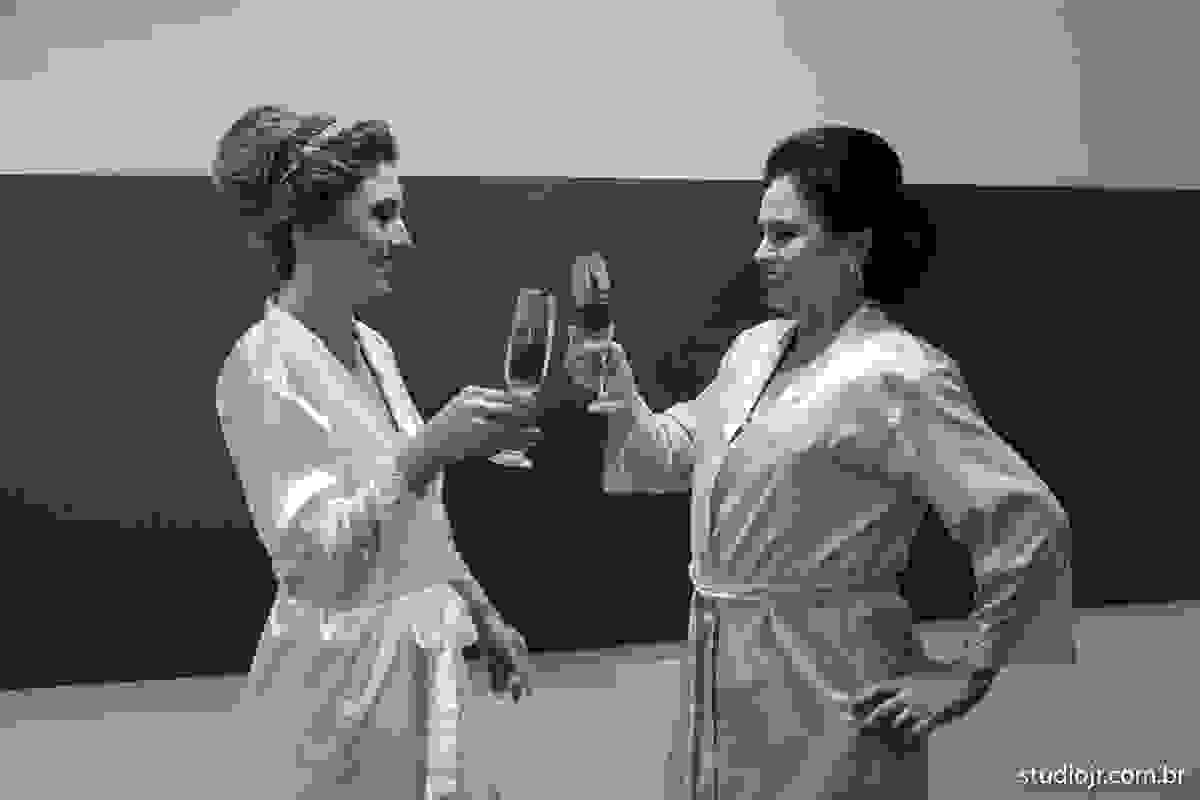 making off da noiva, noiva se arrumando, no quarto com as mães, no quarto com as irmãs , fotos do making of, fotos lindas de casamento noiva entrando no altar, festa de casamento, nara e edjan
