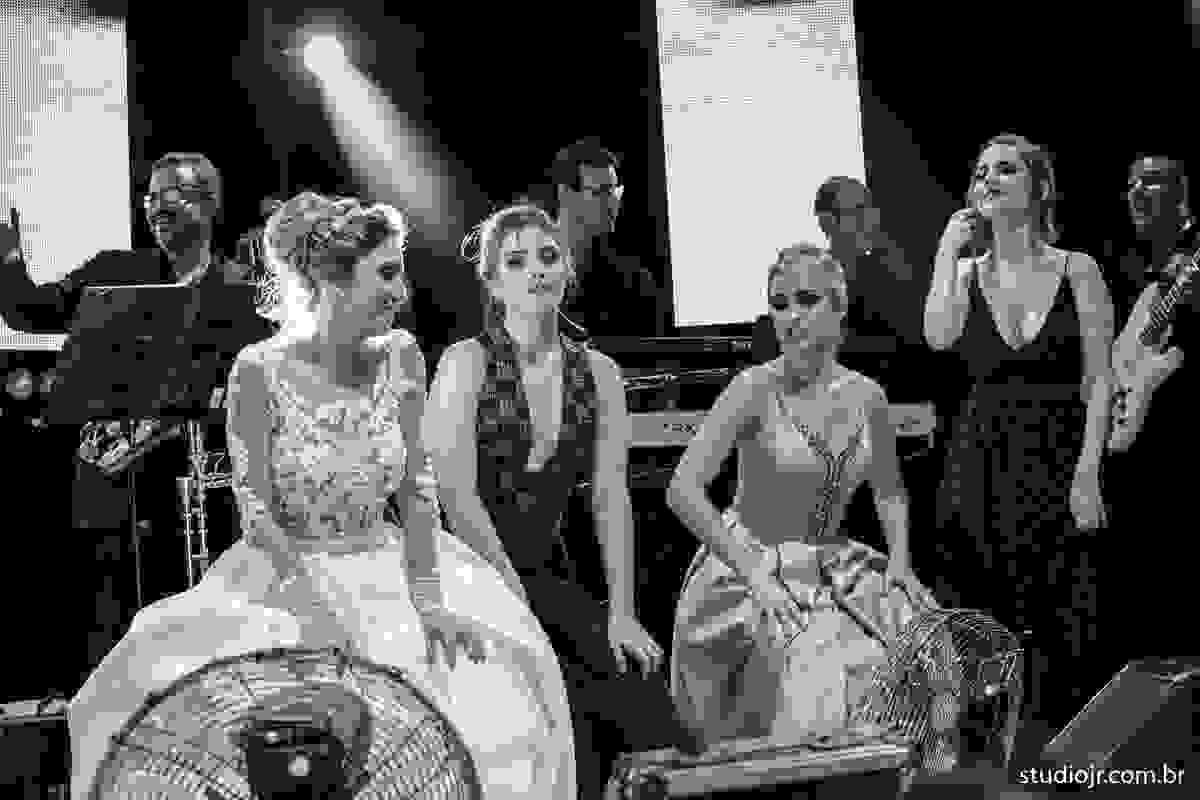 making off da noiva, noiva se arrumando, no quarto com as mães, no quarto com as irmãs , fotos do making of, fotos lindas de casamento noiva entrando no altar, festa de casamento, nara e edjan