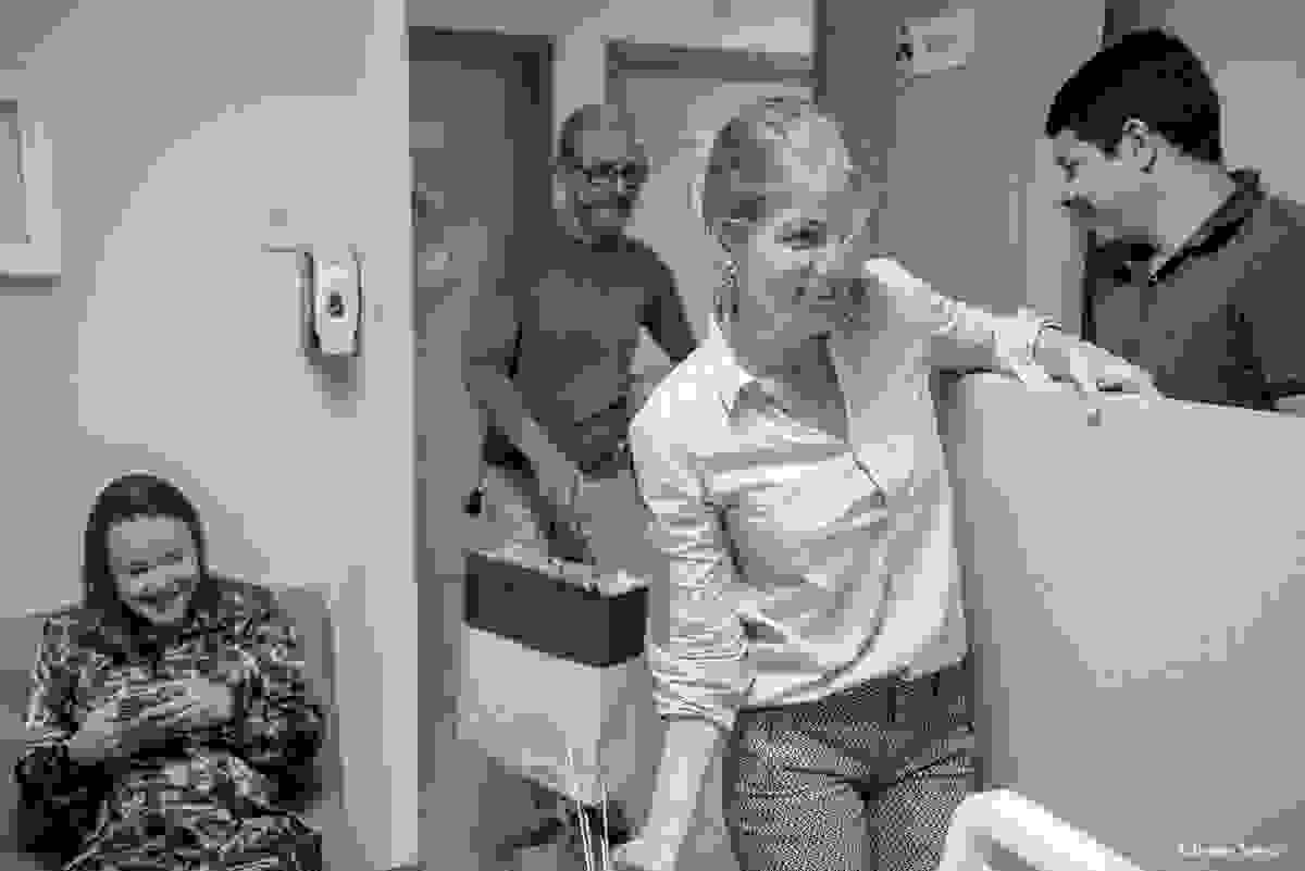 Nadia Sousa chegando para decorar o quarto no parto da Nina
