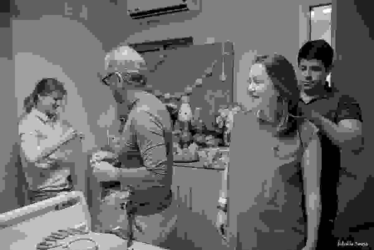 mamãe colocando avental e Nadia da Decora Belem decorando o quarto