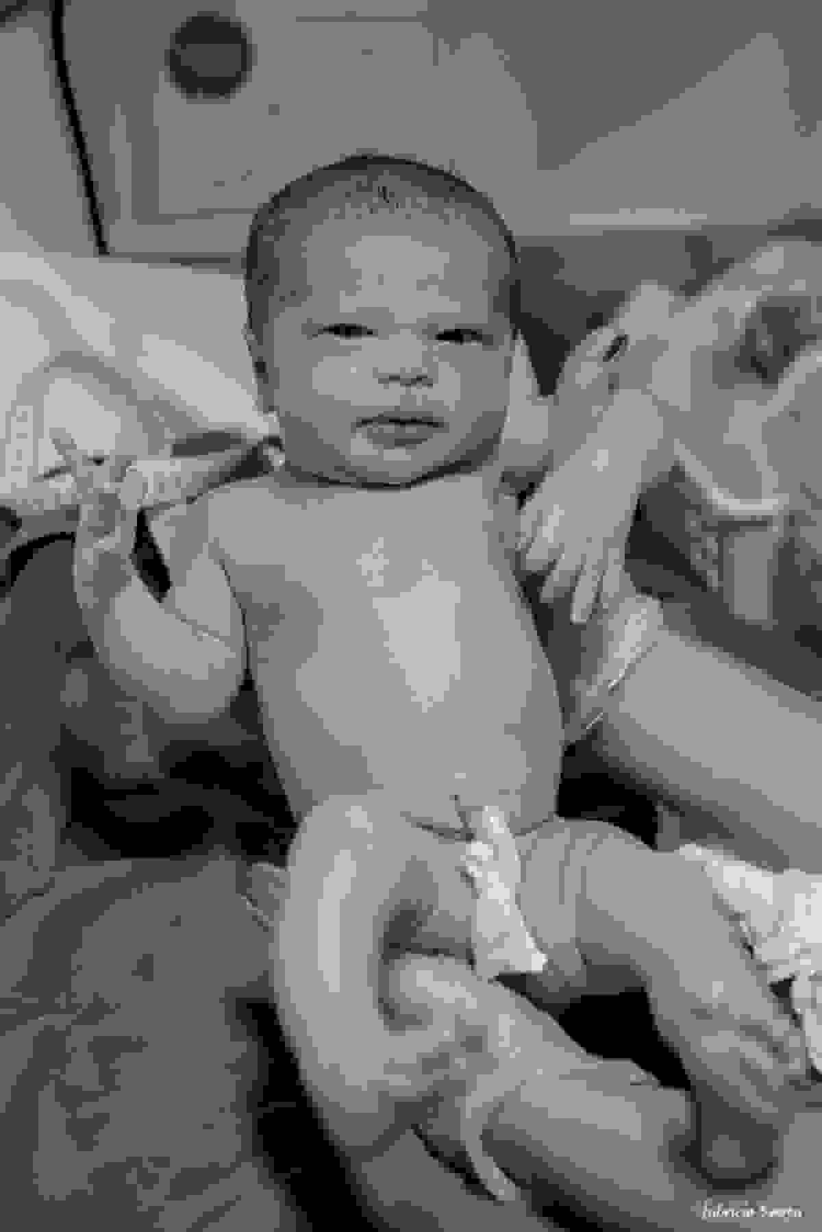 primeiro retrato do bebê olhando para câmera