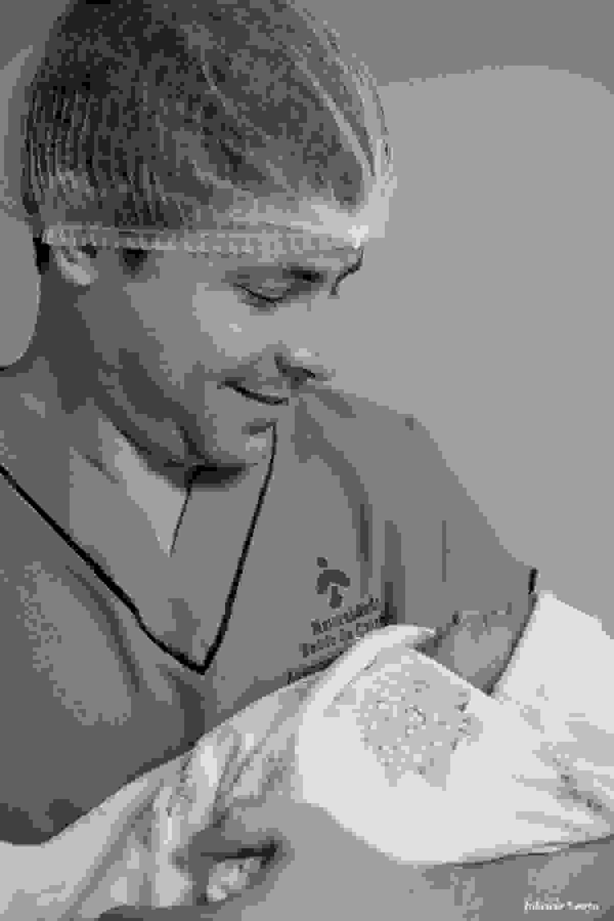 papai segura orgulhoso sua filha no colo