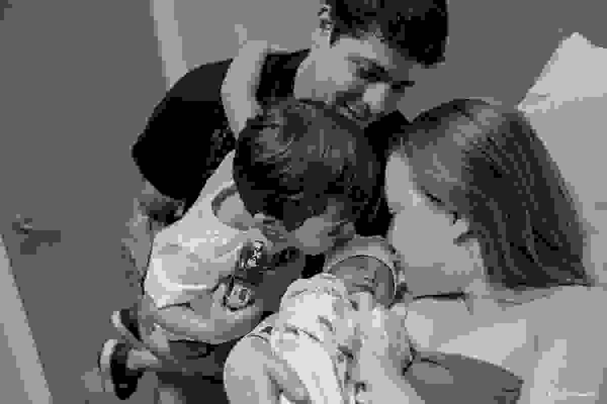 o irmão Theo Sousa no beijinho coletivo da família na bebê Nina recem-nascida